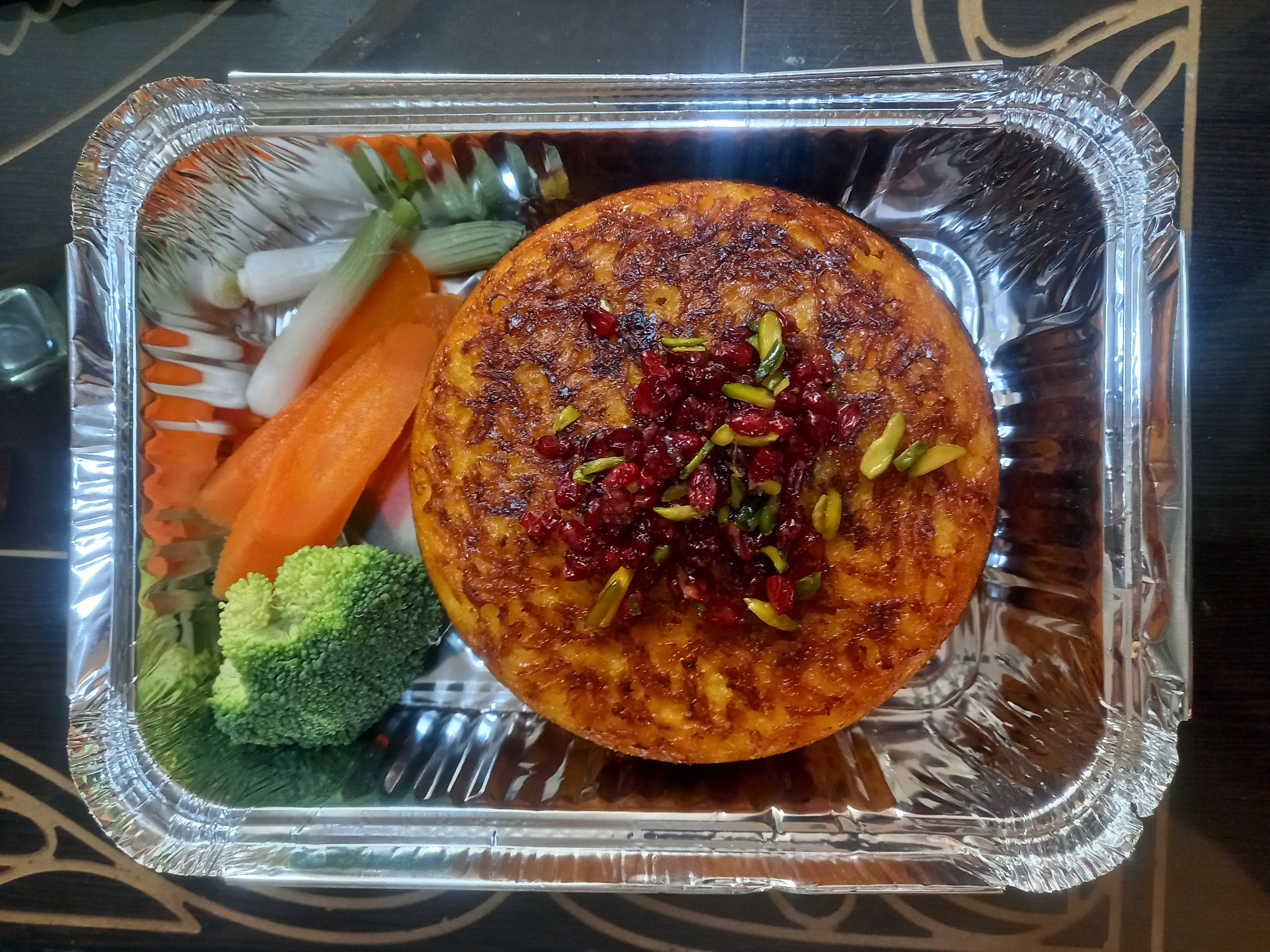 تهچین مرغ پرسی